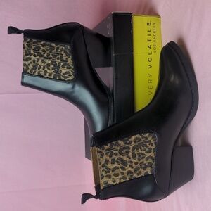 Very Volatile Black Alibi Heeled Leopard Print Leather Gore Booties size 7.5